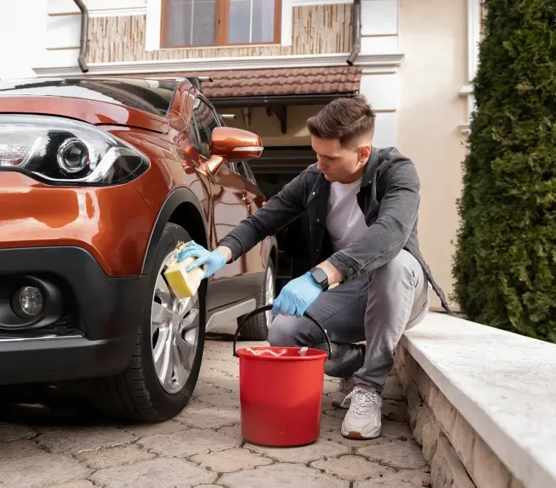 Lavage auto à domicile Saint-Sigismond : professionnel intervenant sur un véhicule